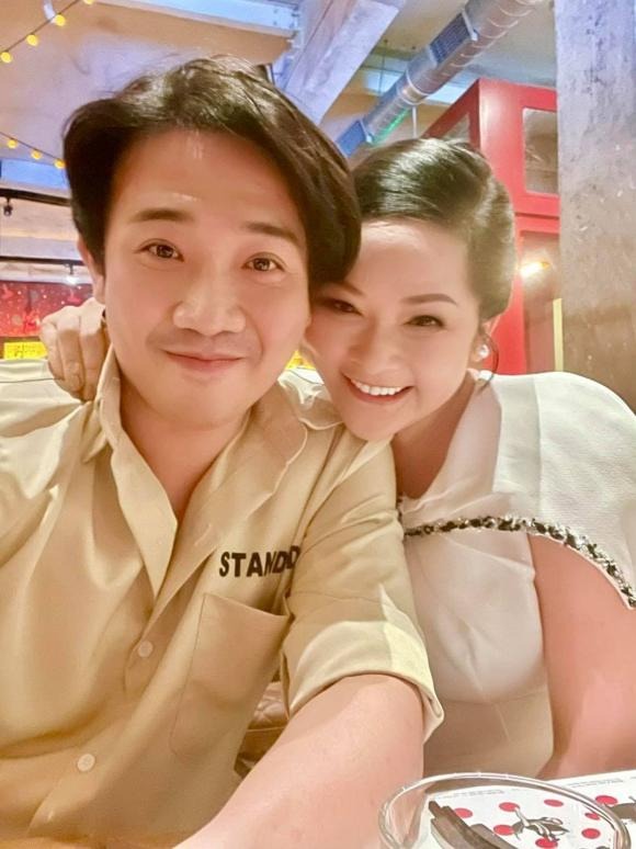 Dựa vai Trấn Thành đầy tình cảm, tình tin đồn của Ngọc Sơn bị 'bóc mẽ' nhan sắc thật 1 Dựa vai Trấn Thành đầy tình cảm, tình tin đồn của Ngọc Sơn bị 'bóc mẽ' nhan sắc thật 1