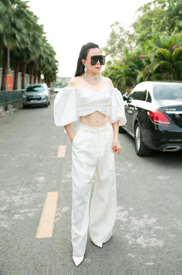 Hậu chia tay Phượng Chanel, Quách Ngọc Ngoan bỗng hóa 'soái ca' dù chỉ diện đồ ngủ đi uống cà phê 2 Hậu chia tay Phượng Chanel, Quách Ngọc Ngoan bỗng hóa 'soái ca' dù chỉ diện đồ ngủ đi uống cà phê 2