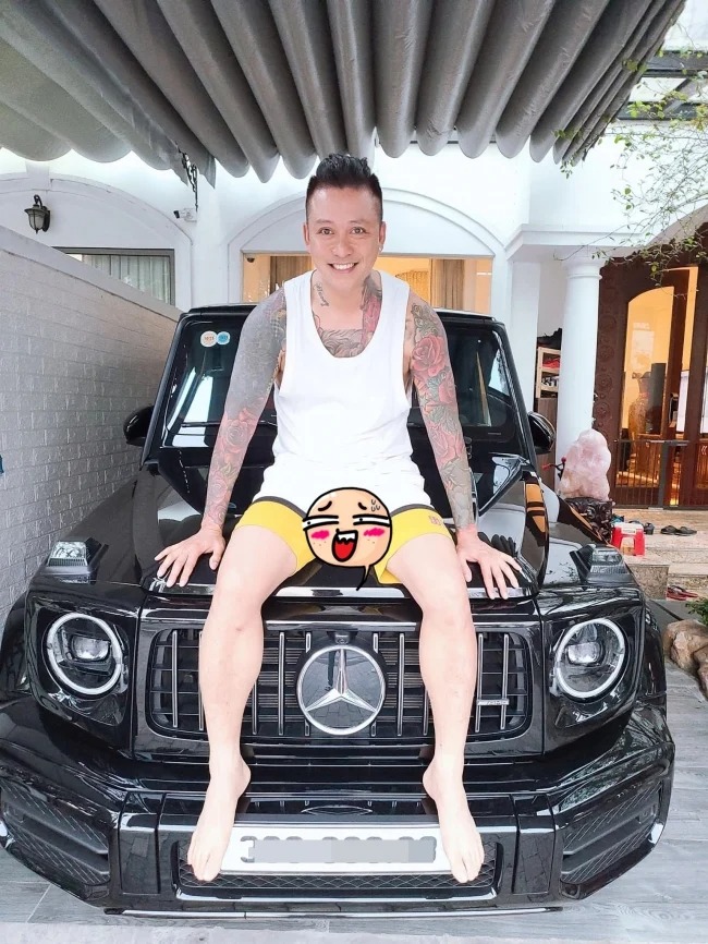 Tin sao Việt hot 5/5: Hồ Bích Trâm đeo vàng trĩu cổ trong đám cưới, chồng Phan Như Thảo ra 'tối hậu thư' với vợ cũ 3 Tin sao Việt hot 5/5: Hồ Bích Trâm đeo vàng trĩu cổ trong đám cưới, chồng Phan Như Thảo ra 'tối hậu thư' với vợ cũ 3