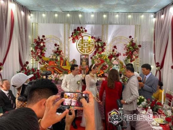 Tin sao Việt hot 5/5: Hồ Bích Trâm đeo vàng trĩu cổ trong đám cưới, chồng Phan Như Thảo ra 'tối hậu thư' với vợ cũ 1 Tin sao Việt hot 5/5: Hồ Bích Trâm đeo vàng trĩu cổ trong đám cưới, chồng Phan Như Thảo ra 'tối hậu thư' với vợ cũ 1