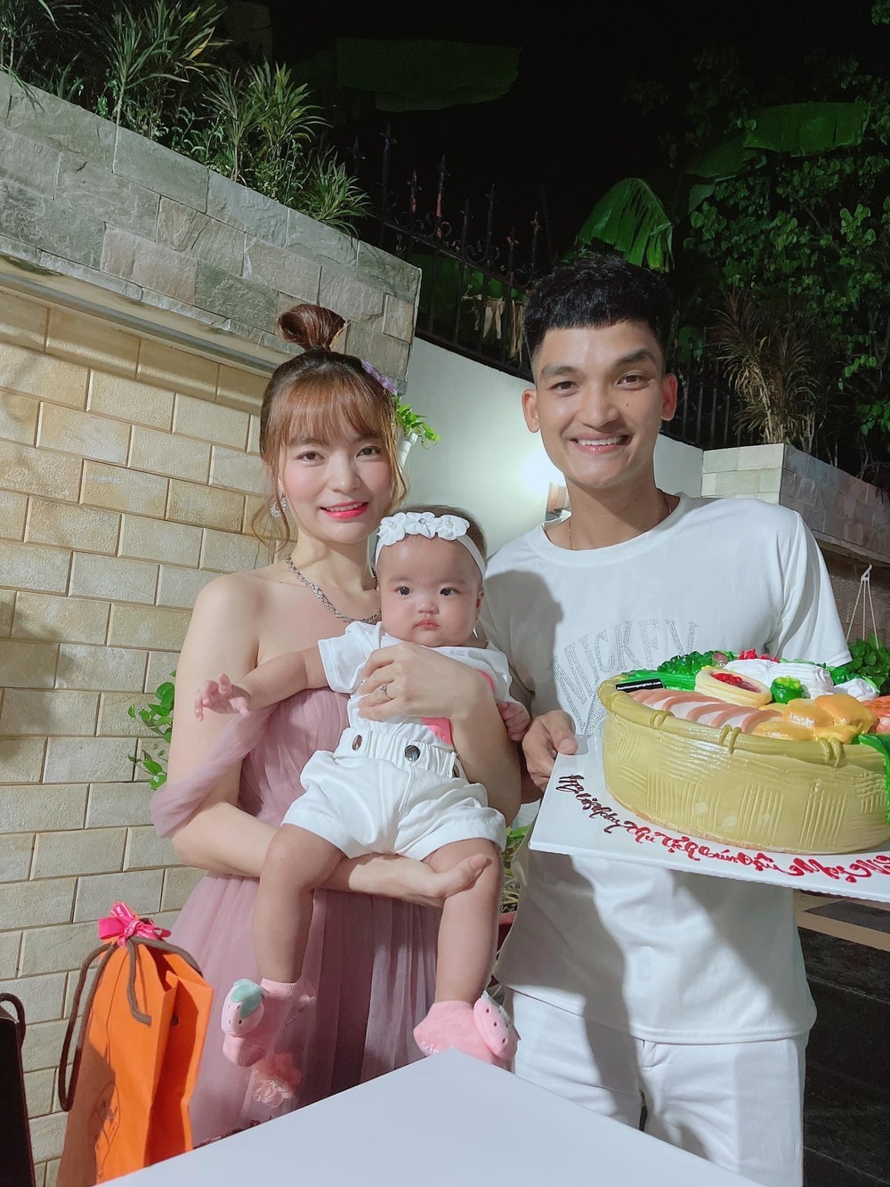'Dằn mặt' thôi chưa đủ, vợ Mạc Văn Khoa còn treo thưởng cực lớn để tìm người xúc phạm ái nữ đầu lòng 4 'Dằn mặt' thôi chưa đủ, vợ Mạc Văn Khoa còn treo thưởng cực lớn để tìm người xúc phạm ái nữ đầu lòng 4