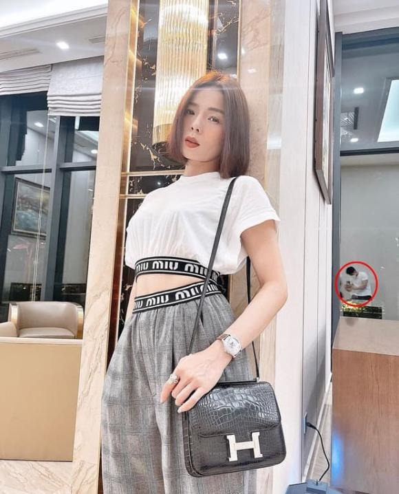 Đăng ảnh sống ảo, Lệ Quyên vô tình để lộ tư thế lạ của tình trẻ Lâm Bảo Châu 2 Đăng ảnh sống ảo, Lệ Quyên vô tình để lộ tư thế lạ của tình trẻ Lâm Bảo Châu 2
