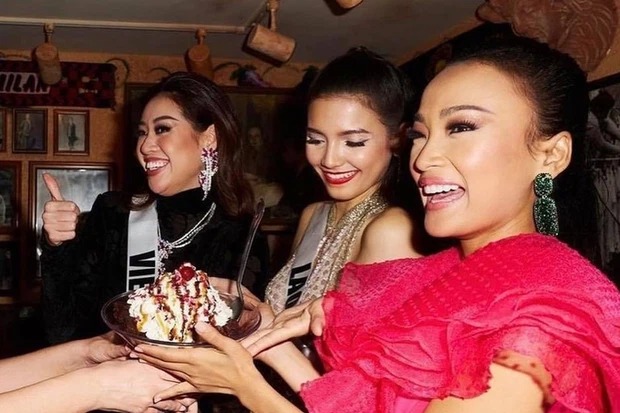 Khánh Vân lộ khuyết điểm gương mặt với phần cằm nọng trong quá trình dự thi Miss Universe 2 Khánh Vân lộ khuyết điểm gương mặt với phần cằm nọng trong quá trình dự thi Miss Universe 2