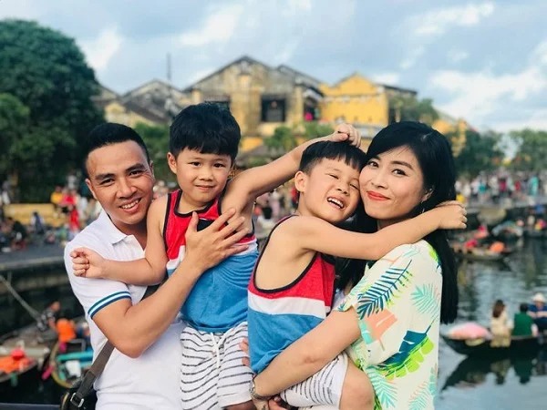 MC Hoàng Linh cùng chồng có hành động gây tranh cãi ngay trước cổng chốn tâm linh 5 MC Hoàng Linh cùng chồng có hành động gây tranh cãi ngay trước cổng chốn tâm linh 5