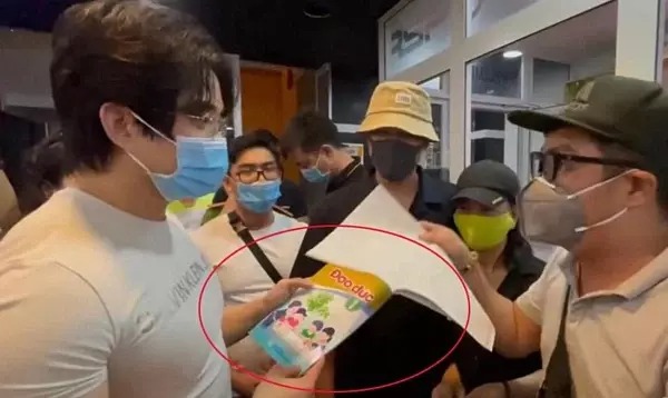 Vợ Dũng 'lò vôi' đưa ồn ào đi xa hơn khi xin lại 2 cuốn đạo đức của Duy Nguyễn, gửi cho con nuôi Hoài Linh 4 Vợ Dũng 'lò vôi' đưa ồn ào đi xa hơn khi xin lại 2 cuốn đạo đức của Duy Nguyễn, gửi cho con nuôi Hoài Linh 4