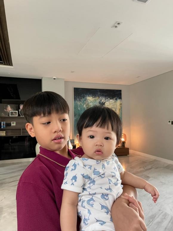 Cường Đô La để lộ khoảnh khắc chiều em hết nấc của quý tử Subeo, nhìn là biết gia đình lúc nào cũng ngập tiếng cười 3 Cường Đô La để lộ khoảnh khắc chiều em hết nấc của quý tử Subeo, nhìn là biết gia đình lúc nào cũng ngập tiếng cười 3