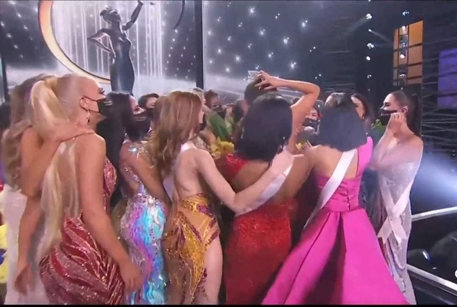 Miss Universe 2020 dù nâng cao tinh thần chống Covid-19 nhưng vẫn bị đánh giá ngừa dịch 'giả trân' 3 Miss Universe 2020 dù nâng cao tinh thần chống Covid-19 nhưng vẫn bị đánh giá ngừa dịch 'giả trân' 3