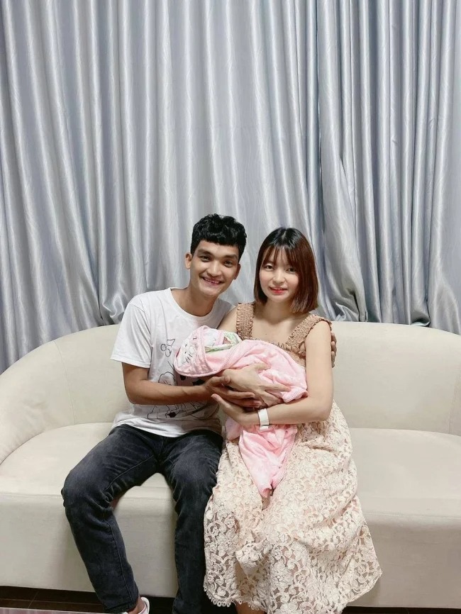 Mặc Văn Khoa lại khiến dân tình ôm bụng cười với màn cosplay siêu anh hùng để chăm con 3 Mặc Văn Khoa lại khiến dân tình ôm bụng cười với màn cosplay siêu anh hùng để chăm con 3