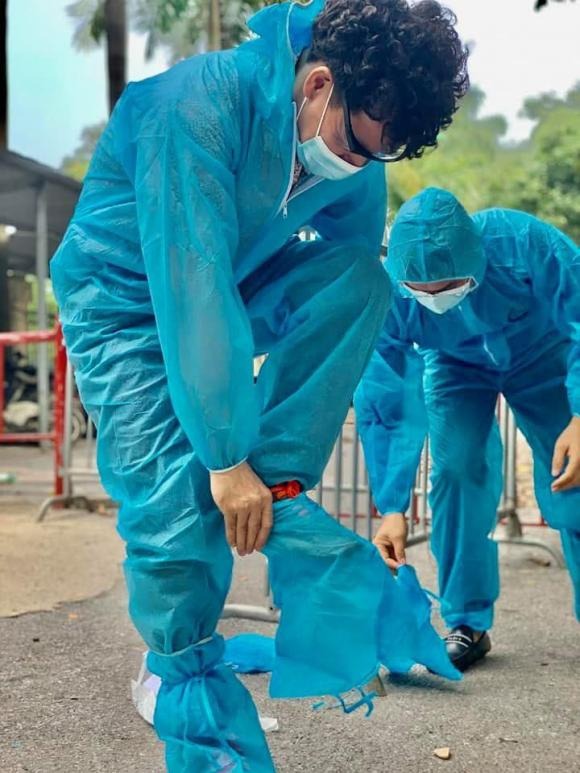 Sao Việt chung tay đẩy lùi Covid-19: Xuân Bắc trực tiếp đi cứu trợ; Hồ Ngọc Hà, Đàm Vĩnh Hưng hỗ trợ đồ thiết yếu 4 Sao Việt chung tay đẩy lùi Covid-19: Xuân Bắc trực tiếp đi cứu trợ; Hồ Ngọc Hà, Đàm Vĩnh Hưng hỗ trợ đồ thiết yếu 4