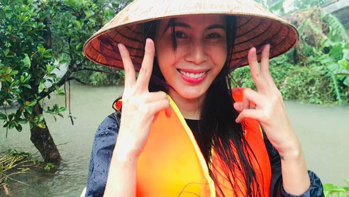 Thủy Tiên bật khóc, thổ lộ hết tâm tư với công chúng sau khi bị gọi tên trong ồn ào với bà Phương Hằng 4 Thủy Tiên bật khóc, thổ lộ hết tâm tư với công chúng sau khi bị gọi tên trong ồn ào với bà Phương Hằng 4