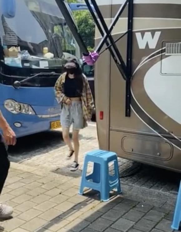 Dương Mịch lộ diện gầy gò đến mức sợ tuột chun quần, đôi chân khẳng khiu như đứng không vững 2 Dương Mịch lộ diện gầy gò đến mức sợ tuột chun quần, đôi chân khẳng khiu như đứng không vững 2