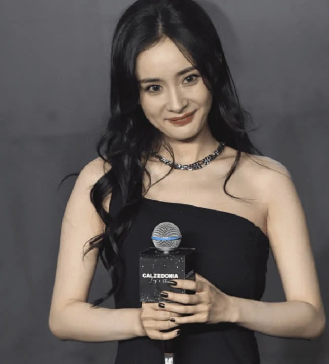 Dương Mịch lộ diện gầy gò đến mức sợ tuột chun quần, đôi chân khẳng khiu như đứng không vững 6 Dương Mịch lộ diện gầy gò đến mức sợ tuột chun quần, đôi chân khẳng khiu như đứng không vững 6