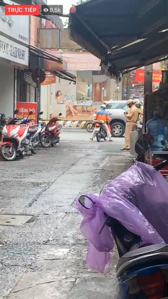 Trang Trần được Công an phường mời lên làm việc sau buổi hẹn 'quyết đấu' với kì tài IT 2 Trang Trần được Công an phường mời lên làm việc sau buổi hẹn 'quyết đấu' với kì tài IT 2