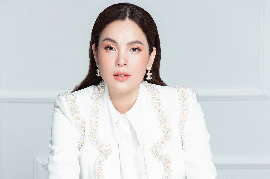 Vừa 'xui dại' Hoài Linh, hoa hậu quý bà Phương Lê lại buông lời 'đá xéo' đàn anh giữa ồn ào từ thiện 3 Vừa 'xui dại' Hoài Linh, hoa hậu quý bà Phương Lê lại buông lời 'đá xéo' đàn anh giữa ồn ào từ thiện 3