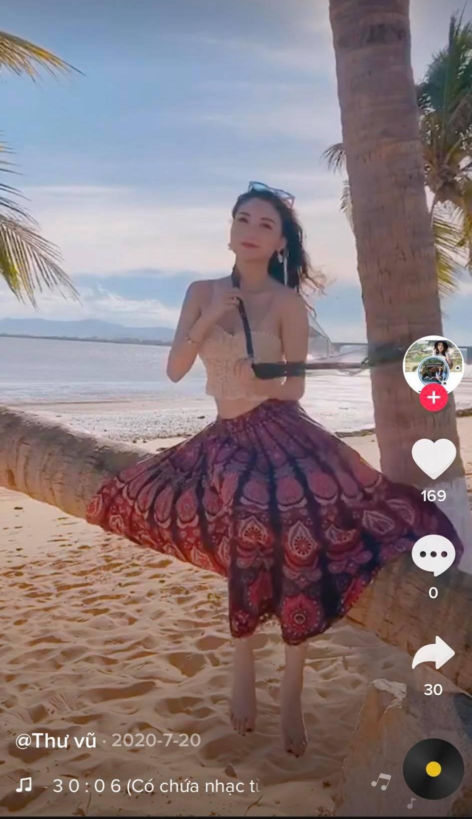 Diễn viên Anh Thư vướng ồn ào có đam mê đi du lịch biển, xài đồ hiệu, tiền đô đếm mỏi tay 4 Diễn viên Anh Thư vướng ồn ào có đam mê đi du lịch biển, xài đồ hiệu, tiền đô đếm mỏi tay 4
