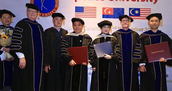 Sự thật đằng sau tấm bằng Giáo sư và Tiến sĩ mà vợ chồng bà Phương Hằng đang sở hữu 3 Sự thật đằng sau tấm bằng Giáo sư và Tiến sĩ mà vợ chồng bà Phương Hằng đang sở hữu 3