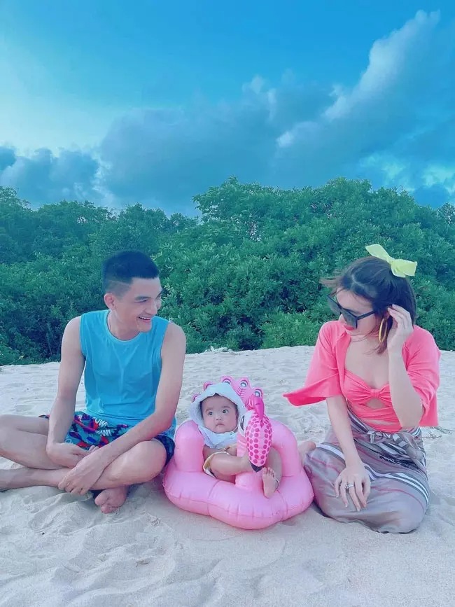 Tin sao Việt hot 30/5: Vy Oanh tuyên bố về lời xin lỗi của bà Phương Hằng, vợ Mạc Văn Khoa bị tố không chung thủy 2 Tin sao Việt hot 30/5: Vy Oanh tuyên bố về lời xin lỗi của bà Phương Hằng, vợ Mạc Văn Khoa bị tố không chung thủy 2