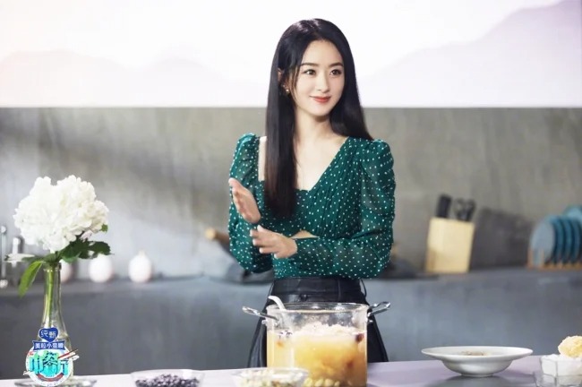 Triệu Lệ Dĩnh xuất hiện như tượng sáp với gương mặt cứng đơ khiến dân tình bật ngửa 7 Triệu Lệ Dĩnh xuất hiện như tượng sáp với gương mặt cứng đơ khiến dân tình bật ngửa 7