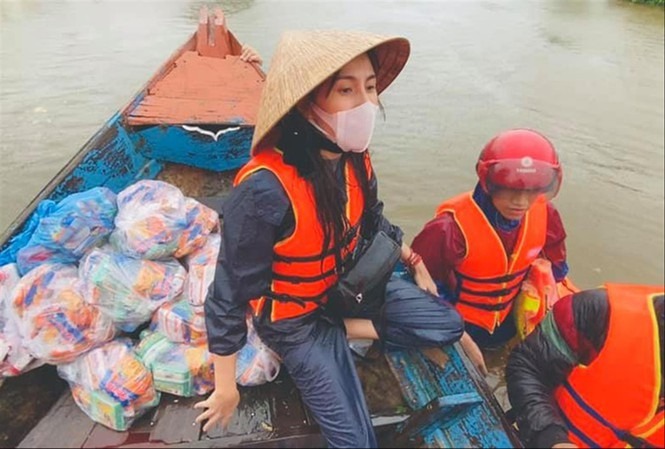 FC Thủy Tiên chứng minh nữ ca sĩ bị người chuyển nhầm 30 triệu cố tình gây sự, dồn cô vào chân tường 4 FC Thủy Tiên chứng minh nữ ca sĩ bị người chuyển nhầm 30 triệu cố tình gây sự, dồn cô vào chân tường 4