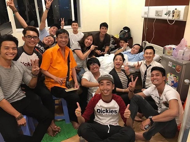 Thực hư hình ảnh nghệ sĩ tụ tập, không đeo khẩu trang thăm Hoài Linh giữa thời điểm dịch bệnh 2 Thực hư hình ảnh nghệ sĩ tụ tập, không đeo khẩu trang thăm Hoài Linh giữa thời điểm dịch bệnh 2