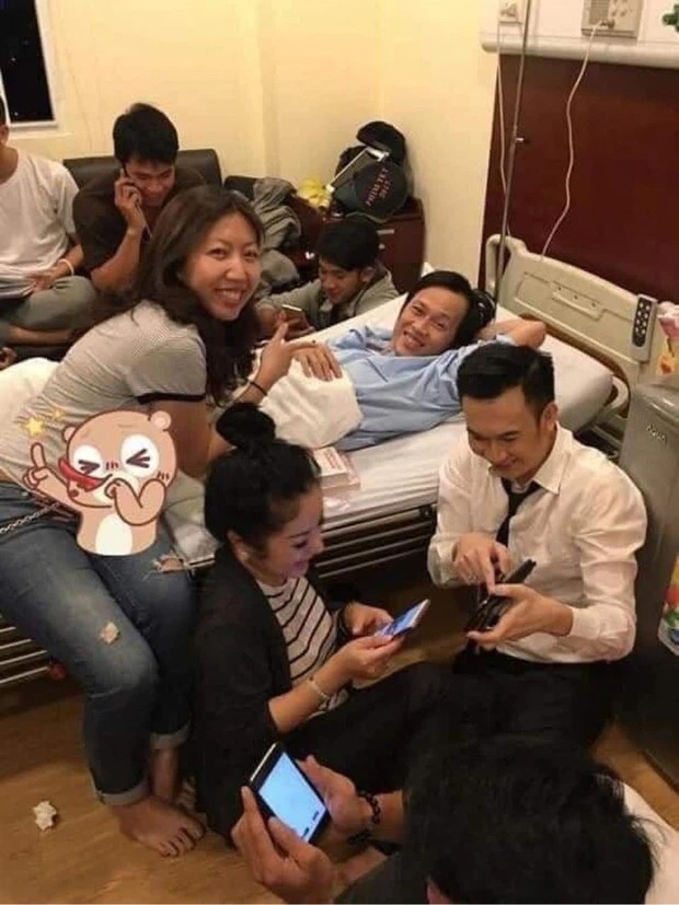 Thực hư hình ảnh nghệ sĩ tụ tập, không đeo khẩu trang thăm Hoài Linh giữa thời điểm dịch bệnh 3 Thực hư hình ảnh nghệ sĩ tụ tập, không đeo khẩu trang thăm Hoài Linh giữa thời điểm dịch bệnh 3
