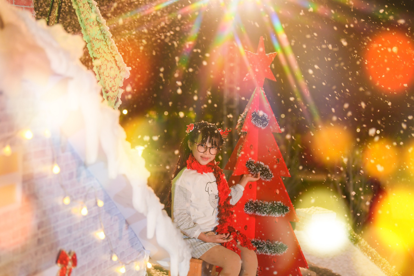 Cây ‘măng’ Noel khổng lồ ở Hà Nội khiến người dân ‘ùn ùn’ kéo đến check-in 4