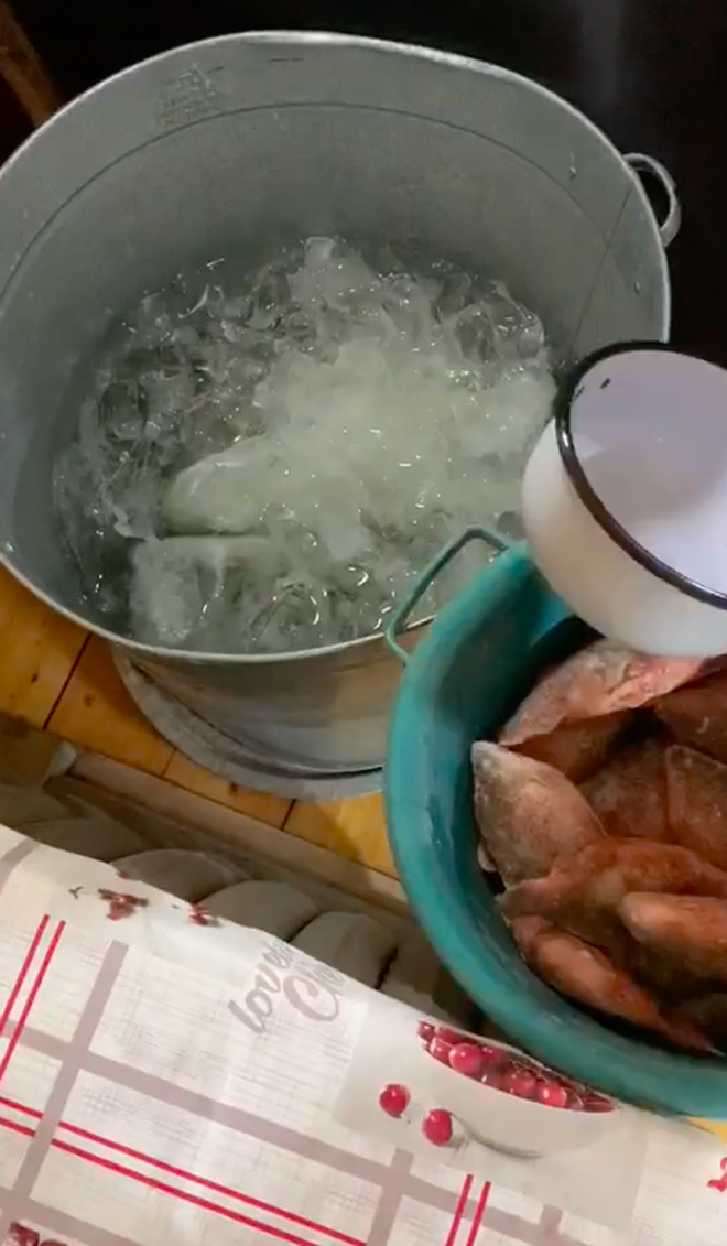 CĐM Việt Nam sốc với cách rã đông cá của dân Nga: Đổ nước đá lạnh thẳng vào thực phẩm, chính chủ đành giải thích  1
