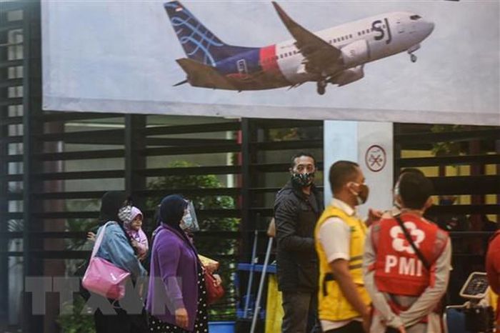 Máy bay Indonesia rơi: Chồng dặn vợ ‘đem quần áo đến bên con', không ngờ là ‘điềm báo’ bi kịch cuối cùng 1