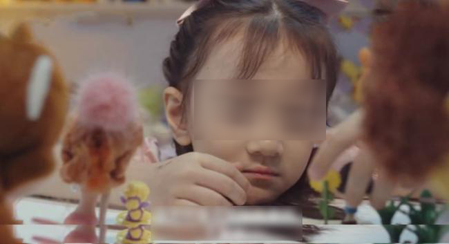 Cô bé 6 tuổi bị ép học liên miên, khi trả lời PV khiến mẹ ngỡ ngàng vì như ‘người xa lạ’ 2 Cô bé 6 tuổi bị ép học liên miên, khi trả lời PV khiến mẹ ngỡ ngàng vì như ‘người xa lạ’ 2