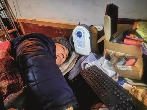 Người đàn ông nằm liệt giường 30 năm lại có thể giúp đỡ 300 thi hài đoàn tụ gia đình 1 Người đàn ông nằm liệt giường 30 năm lại có thể giúp đỡ 300 thi hài đoàn tụ gia đình 1