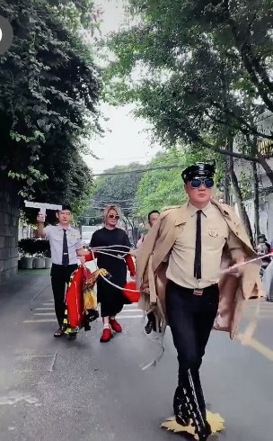 Đàm Vĩnh Hưng bất ngờ bắt Vũ Hà thành ‘xe kéo’ để đu trend tik tok 2 Đàm Vĩnh Hưng bất ngờ bắt Vũ Hà thành ‘xe kéo’ để đu trend tik tok 2