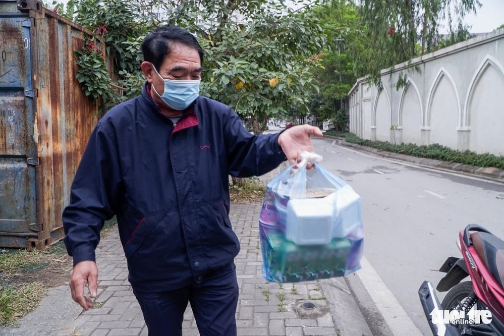 Ông nội dù gần 70 tuổi vẫn vượt hơn 40km đến khu cách ly để gửi đồ cho cháu 1 Ông nội dù gần 70 tuổi vẫn vượt hơn 40km đến khu cách ly để gửi đồ cho cháu 1