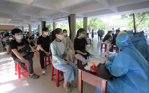 TP. HCM: 20 nhân viên y tế buộc cách ly khẩn cấp do 1 người F1 khai báo không trung thực 2 TP. HCM: 20 nhân viên y tế buộc cách ly khẩn cấp do 1 người F1 khai báo không trung thực 2