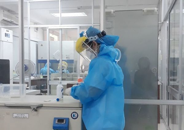 TP. HCM: 20 nhân viên y tế buộc cách ly khẩn cấp do 1 người F1 khai báo không trung thực 1 TP. HCM: 20 nhân viên y tế buộc cách ly khẩn cấp do 1 người F1 khai báo không trung thực 1
