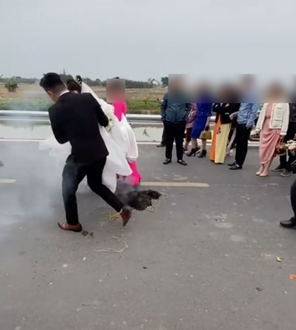 Đôi vợ chồng mới cưới ở Nam Định ‘bay qua’ làn khói mù mịt: Lễ nghi hay sự cố? 2 Đôi vợ chồng mới cưới ở Nam Định ‘bay qua’ làn khói mù mịt: Lễ nghi hay sự cố? 2
