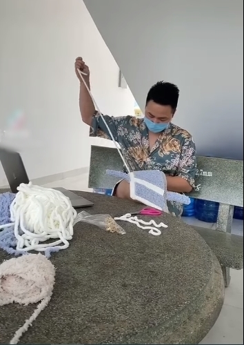 Chàng trai ‘tiện thể’ 14 ngày rảnh rang cách ly quyết định... khâu túi tặng các y bác sĩ 2 Chàng trai ‘tiện thể’ 14 ngày rảnh rang cách ly quyết định... khâu túi tặng các y bác sĩ 2