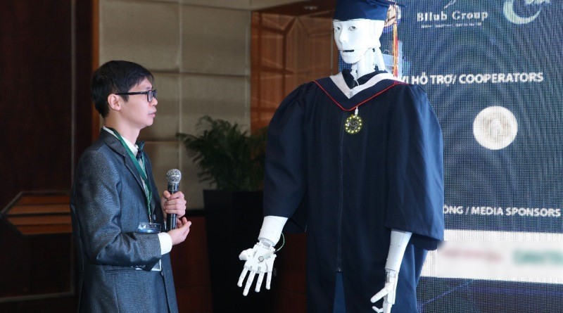 Công dân Robot AI đầu tiên quốc tịch Việt Nam có trí tuệ vượt xa robot Sophia nổi tiếng là ai? 2 Công dân Robot AI đầu tiên quốc tịch Việt Nam có trí tuệ vượt xa robot Sophia nổi tiếng là ai? 2