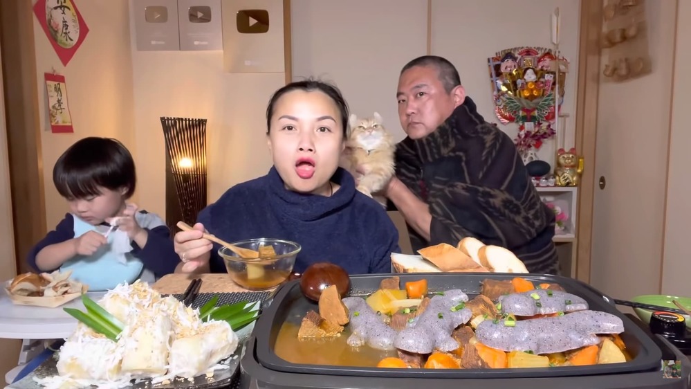 Quỳnh Trần JP ăn nguyên đàn ‘thạch sùng’ khổng lồ trong vlog mới 1 Quỳnh Trần JP ăn nguyên đàn ‘thạch sùng’ khổng lồ trong vlog mới 1