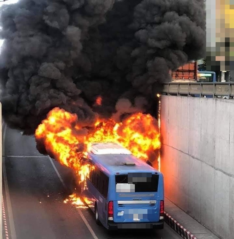 Xe buýt đột ngột bốc cháy khi đi qua hầm chui tại TP. HCM 1