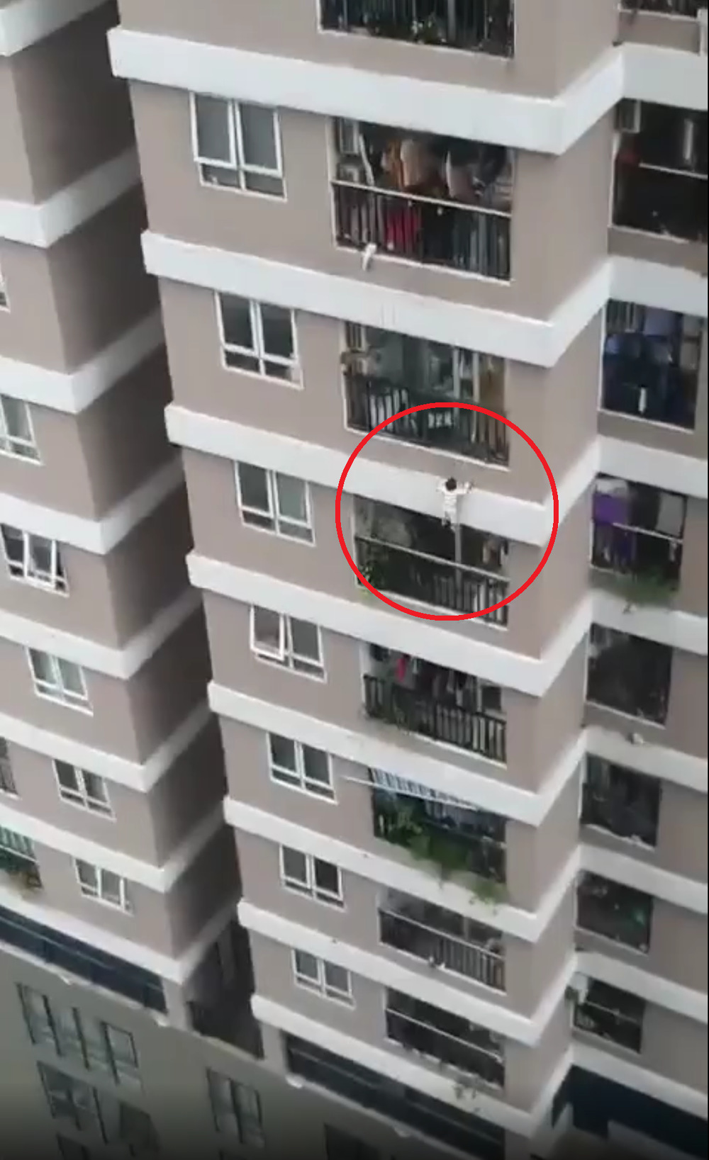 ‘Người hùng’ cứu bé gái ở tầng 12A chia sẻ toàn bộ quá trình: ‘Nghĩ bé nào đó bị bố mẹ mắng’ 1 ‘Người hùng’ cứu bé gái ở tầng 12A chia sẻ toàn bộ quá trình: ‘Nghĩ bé nào đó bị bố mẹ mắng’ 1