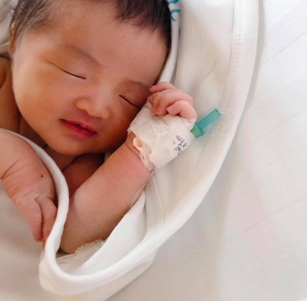 Đông Nhi bất ngờ khoe hình con gái Winnie lúc 1 tuần tuổi, CĐM khen ‘chuẩn nóc nhà’ của Ông Cao Thắng 2 Đông Nhi bất ngờ khoe hình con gái Winnie lúc 1 tuần tuổi, CĐM khen ‘chuẩn nóc nhà’ của Ông Cao Thắng 2