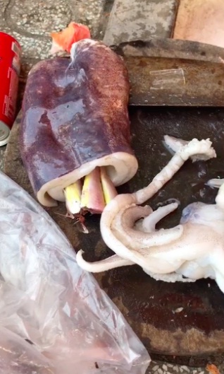 Cô nàng tố bản thân bị lừa mua mực ở Vũng tàu với mánh khóe siêu tinh vi 2 Cô nàng tố bản thân bị lừa mua mực ở Vũng tàu với mánh khóe siêu tinh vi 2