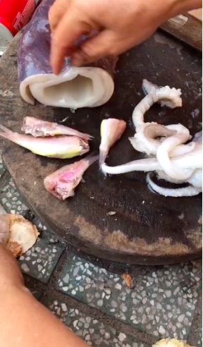 Cô nàng tố bản thân bị lừa mua mực ở Vũng tàu với mánh khóe siêu tinh vi 1 Cô nàng tố bản thân bị lừa mua mực ở Vũng tàu với mánh khóe siêu tinh vi 1