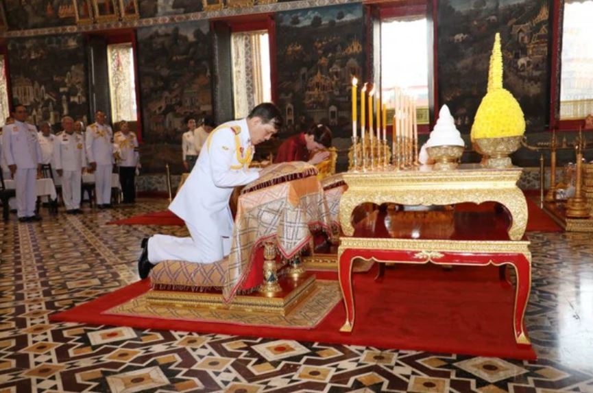Thái Lan xuất hiện 2 vị Hoàng hậu trong cùng 1 buổi lễ khiến công chúng xôn xao 2 Thái Lan xuất hiện 2 vị Hoàng hậu trong cùng 1 buổi lễ khiến công chúng xôn xao 2