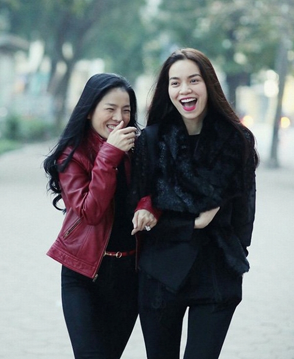 Tin giải trí hot trưa 5/3: Hương Giang nghi vấn chia tay CEO Matt Liu, Hà Hồ - Lệ Quyên khó chịu khi chung thảm đỏ 2 Tin giải trí hot trưa 5/3: Hương Giang nghi vấn chia tay CEO Matt Liu, Hà Hồ - Lệ Quyên khó chịu khi chung thảm đỏ 2