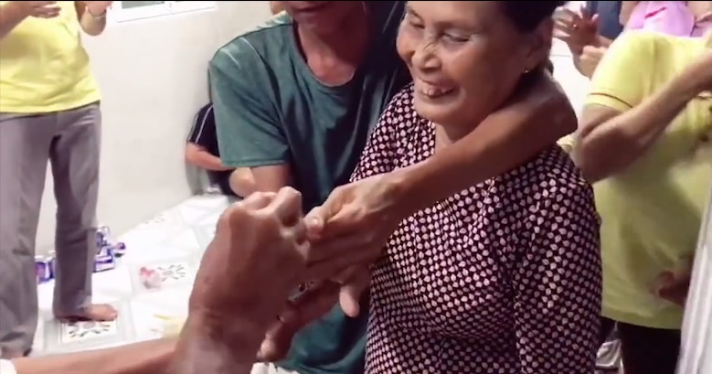 Cụ bà ngượng ngùng khi được chồng tặng nhẫn trong ngày 8/3 1 Cụ bà ngượng ngùng khi được chồng tặng nhẫn trong ngày 8/3 1