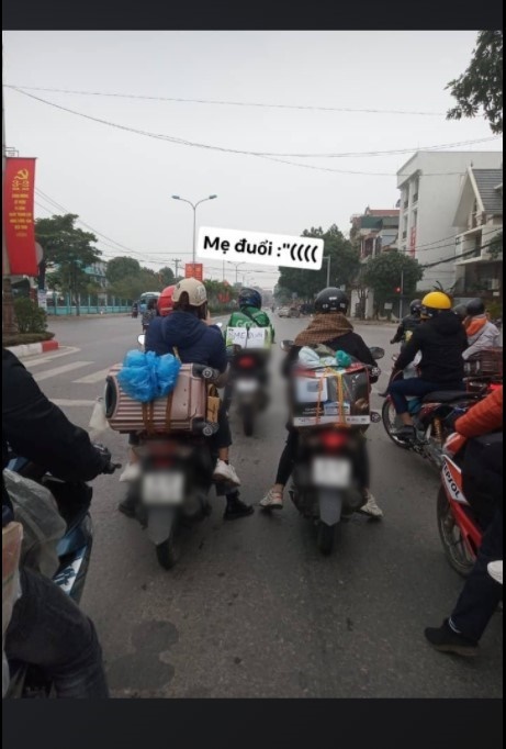 Cô gái phải hát hết Quốc ca Việt Nam mới được đi vì vượt đèn vàng 1 Cô gái phải hát hết Quốc ca Việt Nam mới được đi vì vượt đèn vàng 1