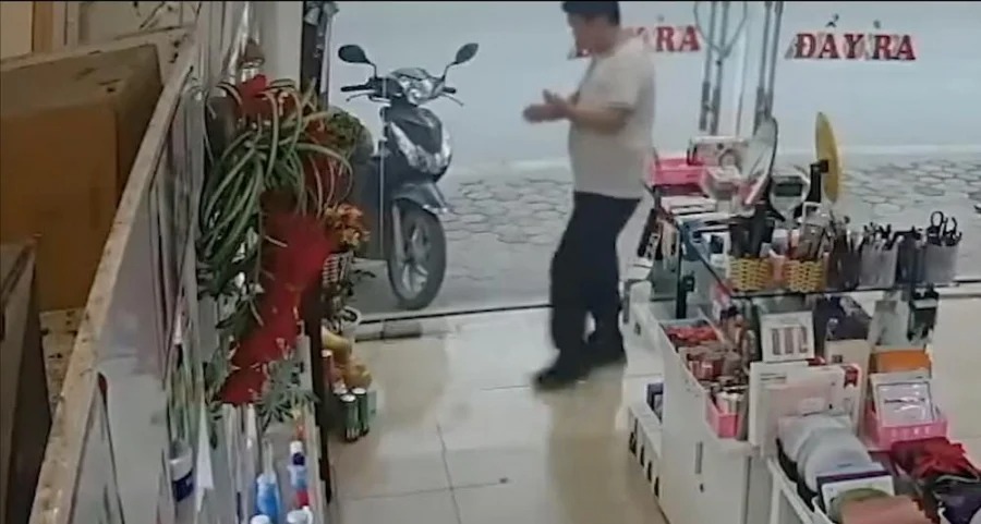 ‘Cạn lời’ nam thanh niên vái lạy ‘xin vía’ Thần Tài trước khi trộm đồ của gia chủ 2 ‘Cạn lời’ nam thanh niên vái lạy ‘xin vía’ Thần Tài trước khi trộm đồ của gia chủ 2