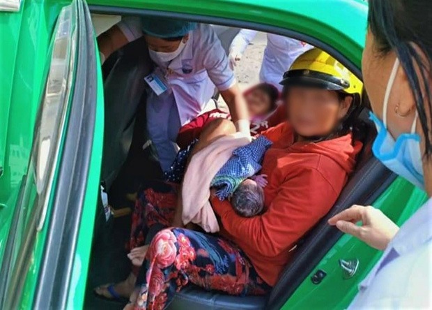 Nam tài xế taxi giúp mẹ bầu sinh con ngay trên xe 1 Nam tài xế taxi giúp mẹ bầu sinh con ngay trên xe 1