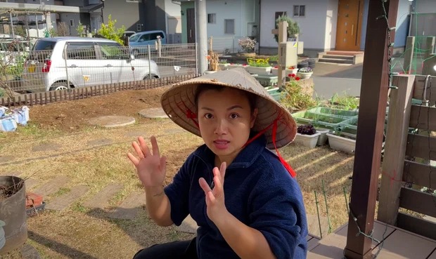 Quỳnh Trần JP bị hàng xóm ‘để ý' vì… trồng cây bên hàng rào khiến chồng ngoại quốc phản ứng 1 Quỳnh Trần JP bị hàng xóm ‘để ý' vì… trồng cây bên hàng rào khiến chồng ngoại quốc phản ứng 1
